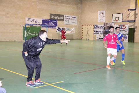 Chema Jiménez dando instrucciones en partido ante el Viña Albali Valdepeñas