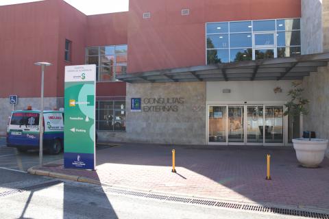 Exterior del hospital de Manzanares en foto de archivo