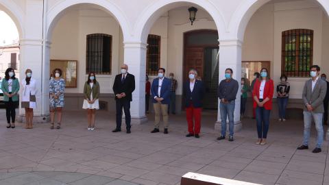 Minuto de silencio en homenaje a las víctimas de la COVID-19 en Manzanares (último día de luto oficial en España)