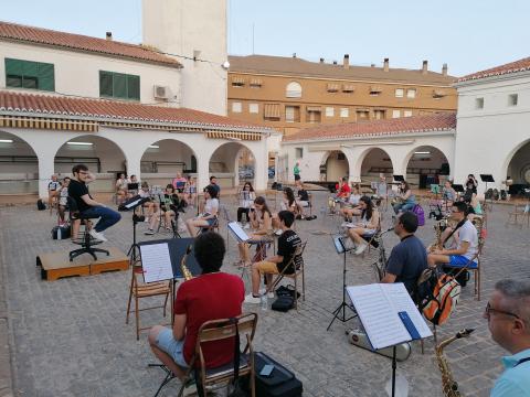 Ensayo de la banda de música 'Julián Sánchez-Maroto' en el patio del mercado municipal