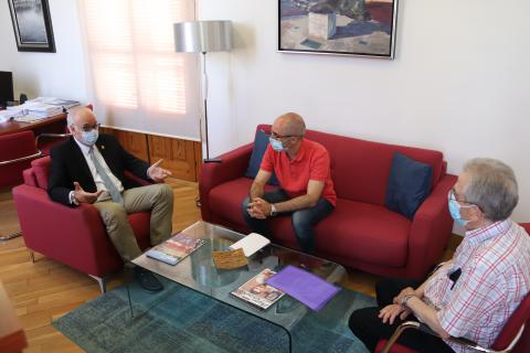 Momento de la reunión del alcalde con representantes de la EC