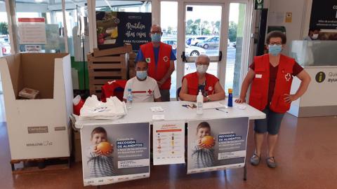 Voluntariado de Cruz Roja en Carrefour Manzanares