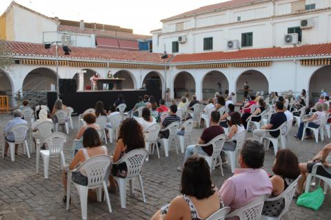 La presentación del libro se celebró en el patio del mercado