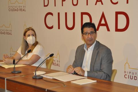 José Manuel Caballero junto a María Jesús Villaverde