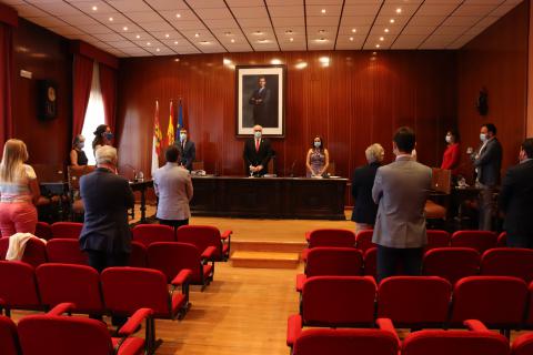 Minuto de silencio al inicio del pleno