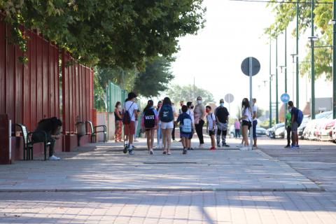 Grupo de estudiantes junto al IES Azuer