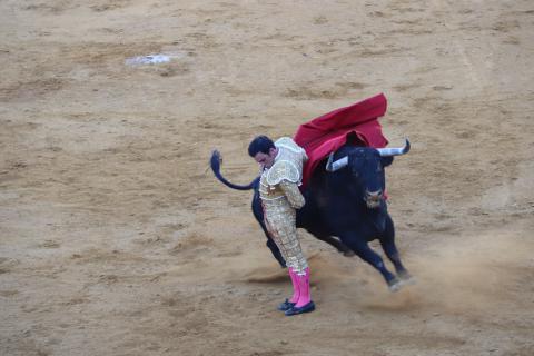 Sergio Serrano durante la lidia del tercer toro