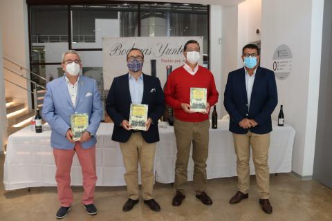 Autores del libro junto al concejal de Cultura y al presidente de la cooperativa Jesús del Perdón