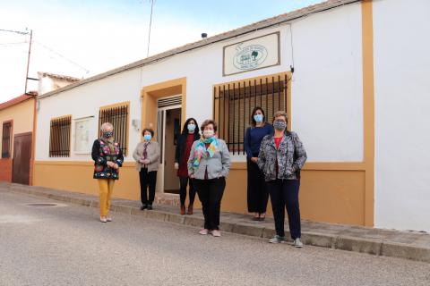 Componentes de la asociación junto a las concejalas en el exterior de su sede