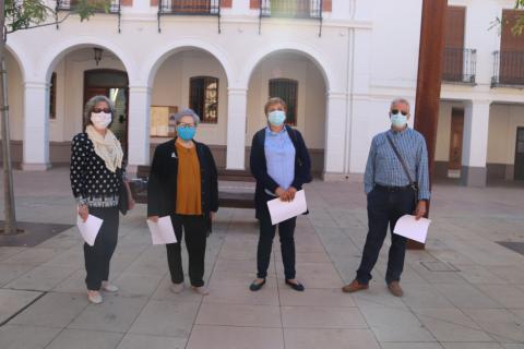 Beatriz Esteban acompaña a los socios del Centro de Mayores premiados en el concurso