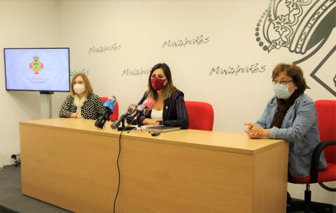 Díaz-Benito junto a las floristas manzanareñas