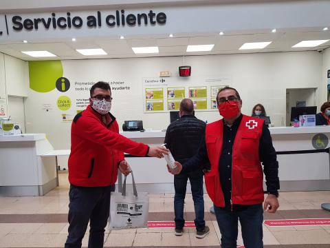 Cruz Roja reparte geles hidroalcohólicos en Manzanares