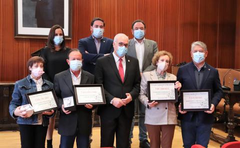 Alcalde y corporativos junto a los homenajeados