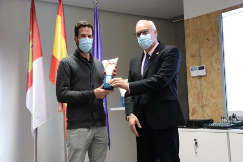 Noel Caba recibe el premio del VIII Concurso Emprende de manos del alcalde de Manzanares