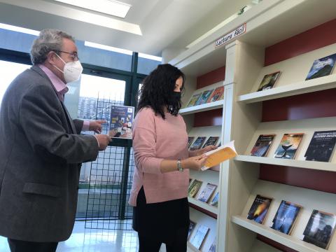 Candi Sevilla y Prado Zúñiga en el punto de lectura fácil de la biblioteca