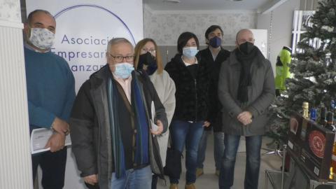 La AEM entregó la macrocesta a la ganadora y lo recaudado a Basida y al Banco de Alimentos