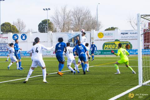 Jesute peinó lo justo para superar a Valcárcel y marcar el primer gol en esta jugada (Foto: José Antonio Romero)