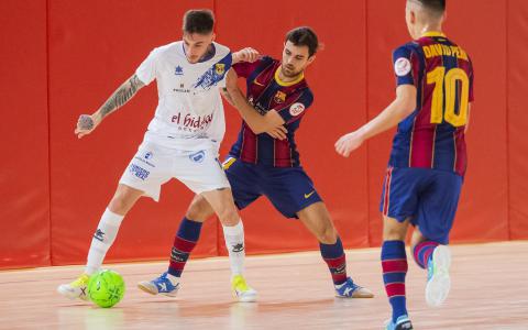 Antoñito disputa un balón frente a dos jugadores blaugranas en el partido de ida