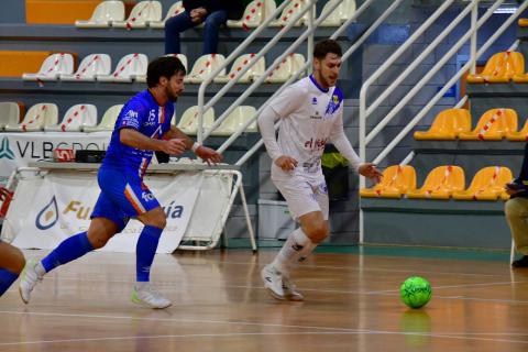 Otero conduce el balón en el partido de ida