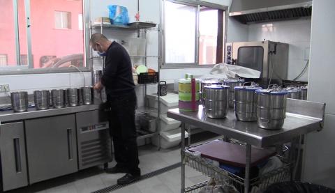 Preparación de las comidas en la cocina del restaurante Saga