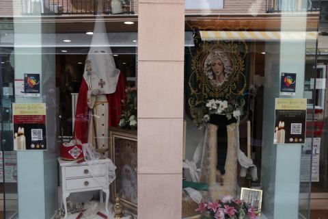 Exposición de Semana Santa en los escaparates de la calle Empedrada