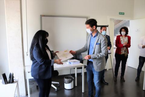 Entrega del certificado de profesionalidad a una de las participantes
