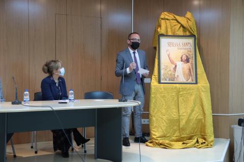 Garrigós junto al cartel de la Semana Santa de este año