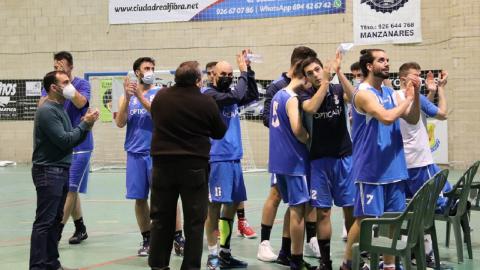 Jugadores del CB Opticalia Manzanares brindando la victoria a su afición