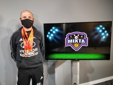 Quini con sus medallas del Campeonato de España de Ciclismo Adaptado en Pista 2021