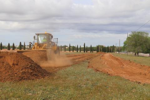 Maquinaria trabajando en la urbanización del polígono del Sector 5