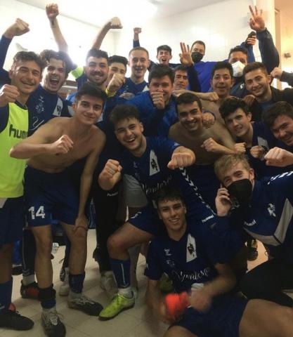 La plantilla del Manzanares CF juvenil celebra la victoria frente a la EFB La Roda OK Publicidad