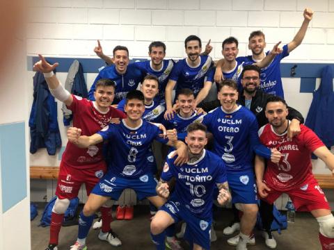 Manzanares FS Quesos El Hidalgo celebrando la victoria frente al Atlético Benavente FS