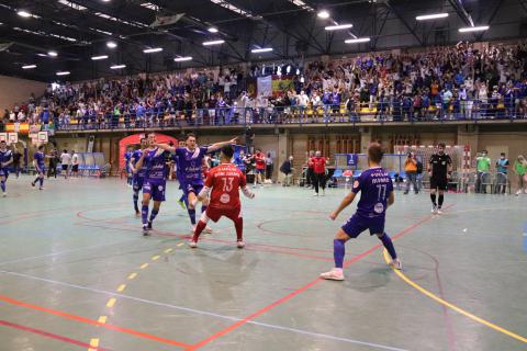 Celebración del Manzanares CF tras el penalti anotado por Álvaro que dio la victoria