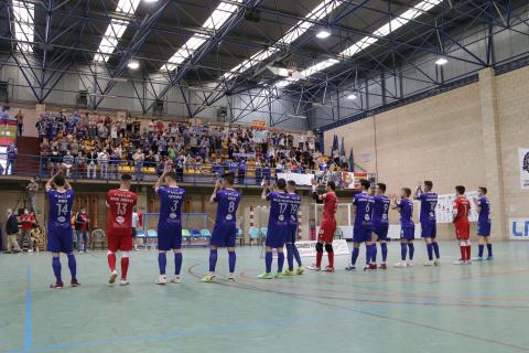 Jugadores del Manzanares FS Quesos El Hidalgo saludando a la afición en la Bombonera