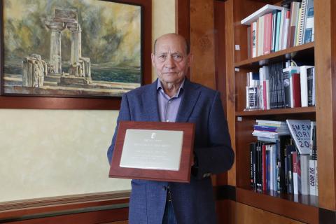 Félix Bellido recoge la placa de Reconocimiento al Mérito Regional al Grupo Miguel Bellido en el Día de CLM 2021