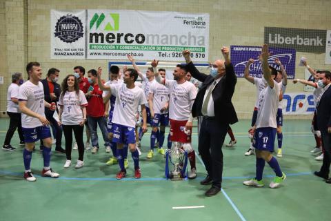 El alcalde celebró el título con los jugadores y con la afición