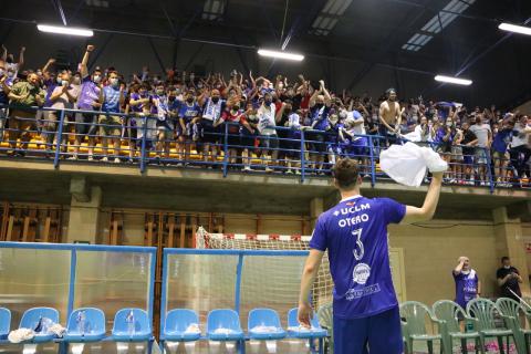 Otero celebrando el ascenso con la afición