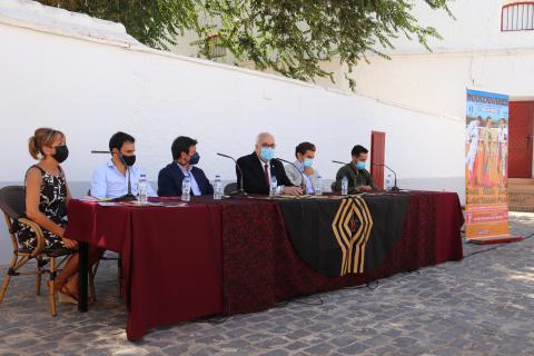 Participantes en la presentación junto al cartel de los festejoS