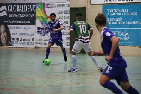 El capitán conduce el balón ante el que será su nuevo compañero en el Manzanares