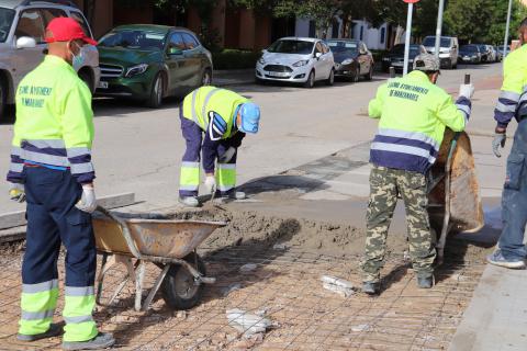 Personal de planes de empleo en obras de mejora de la ciudad