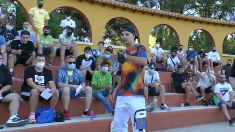 Batalla de gallos en el parque