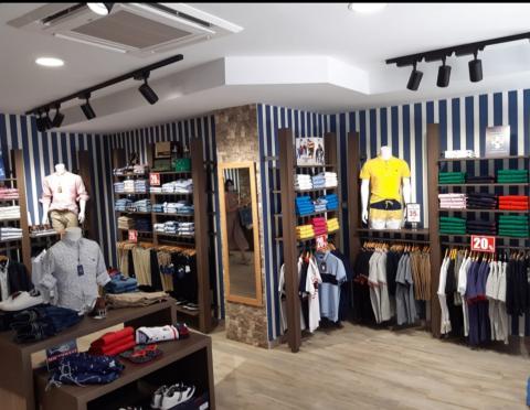 Interior de una de las tiendas DUO de Comercial Román