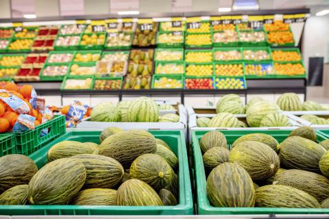 Melón piel de sapo y sandías en uno de los lineales de Mercadona