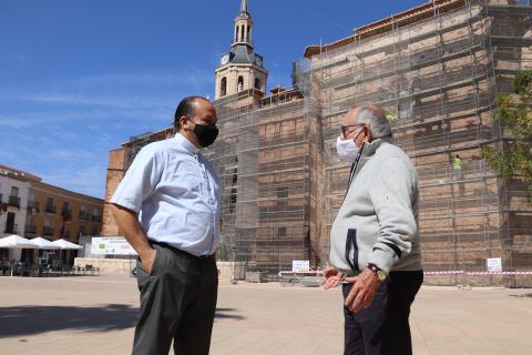 Ortega dialoga con Gómez en la plaza de la Constitución