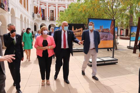 Recorrido de autoridades por la exposición