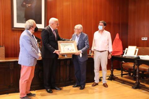 Rafael Botí Torres entrega el cuadro de su padre al alcalde de Manzanares