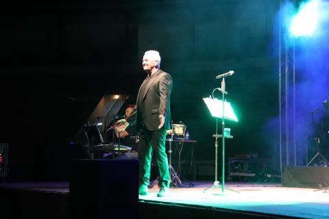 Saludo de Víctor Manuel en el escenario de la plaza de toros