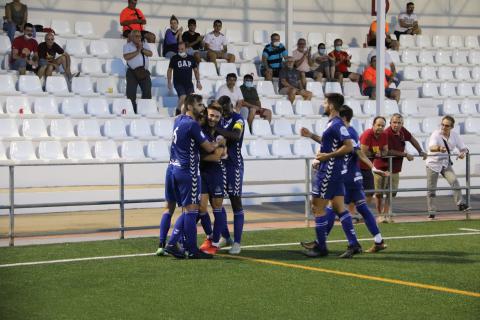 Sus compañeros abrazan a Julio tras marcar el segundo gol