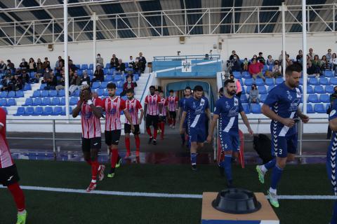 Salida de los equipos al campo