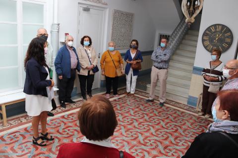 Prado Zúñiga recibe a uno de los grupos en el patio interior del museo